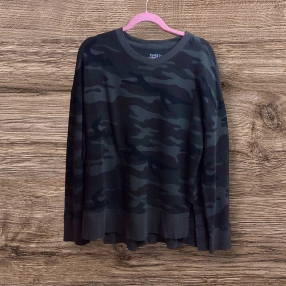 Time & Tru green camouflage sweatshirt. Large.